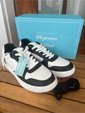 Vepose Black and White Contrast Low-Top Sneakers